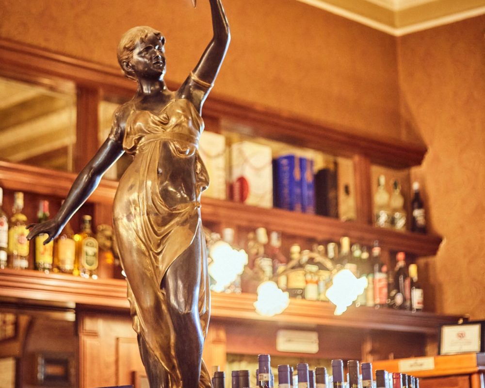 Caffè Poliziano: L’Eleganza di un Locale Storico tra Caffetteria, Ristorazione ed Eventi